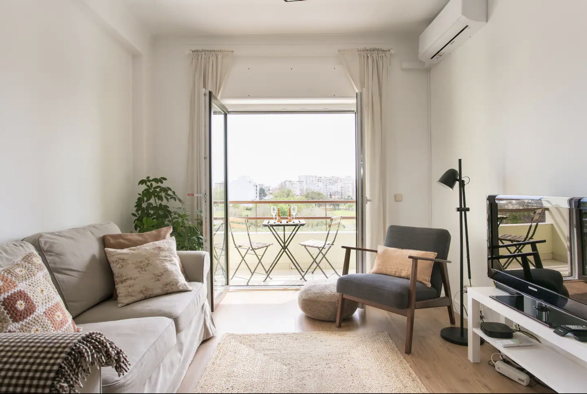 Sala de estar com varanda e TV