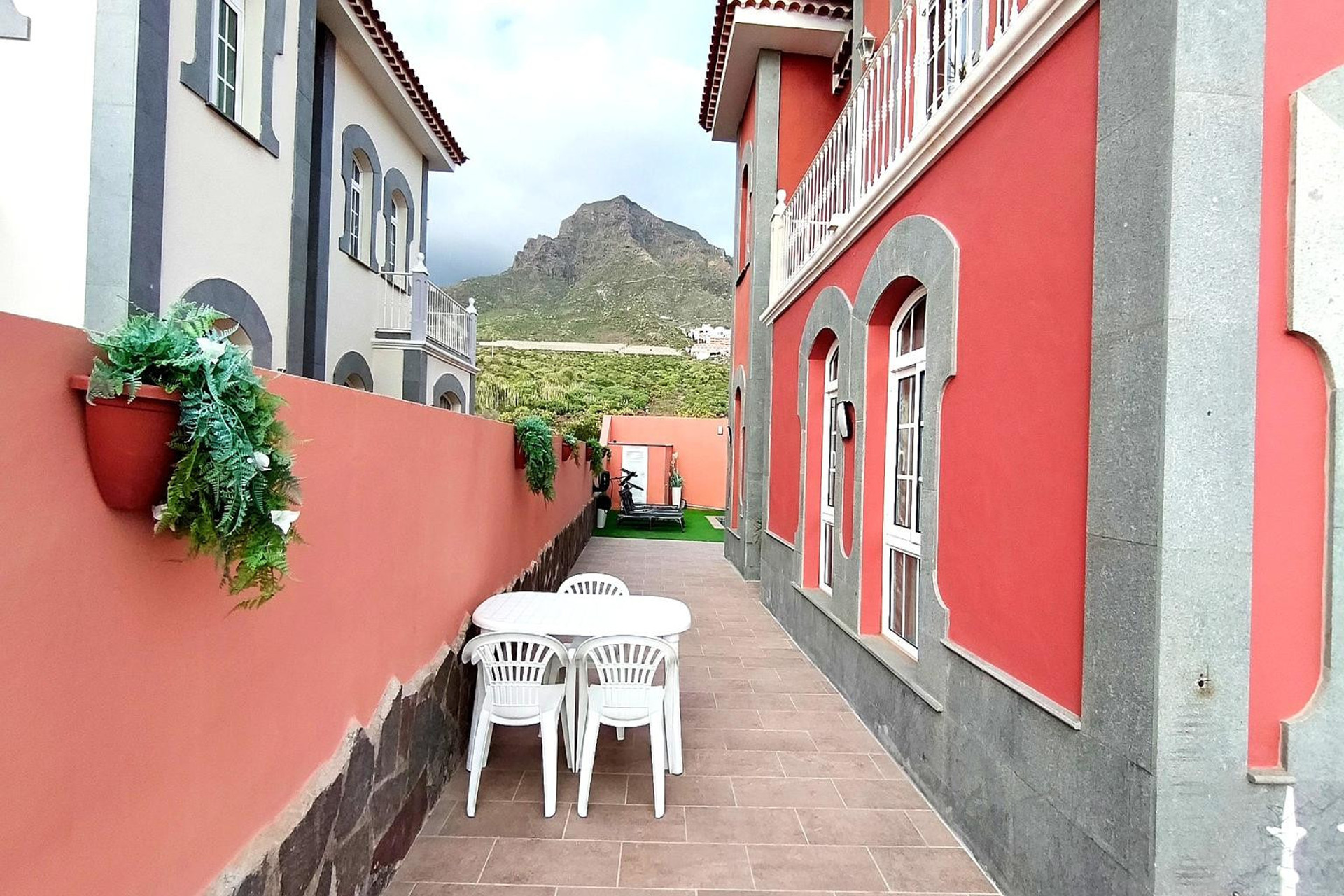 Exterior con mesa y sillas