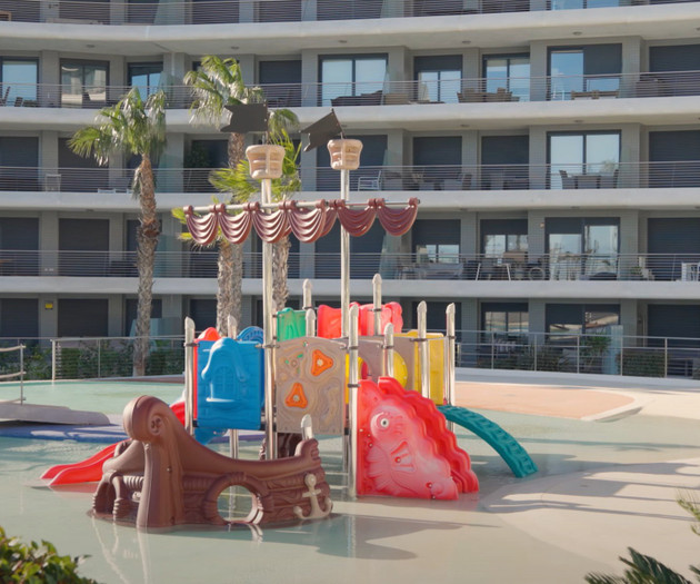 Luxury Beachfront Apt | Heated Pool, Gym & Seaview
