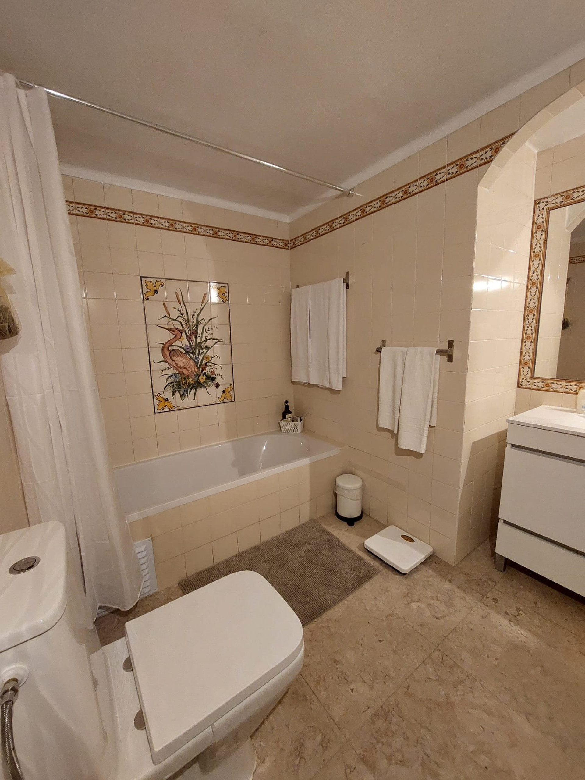 Bathroom with bathtub and tiles