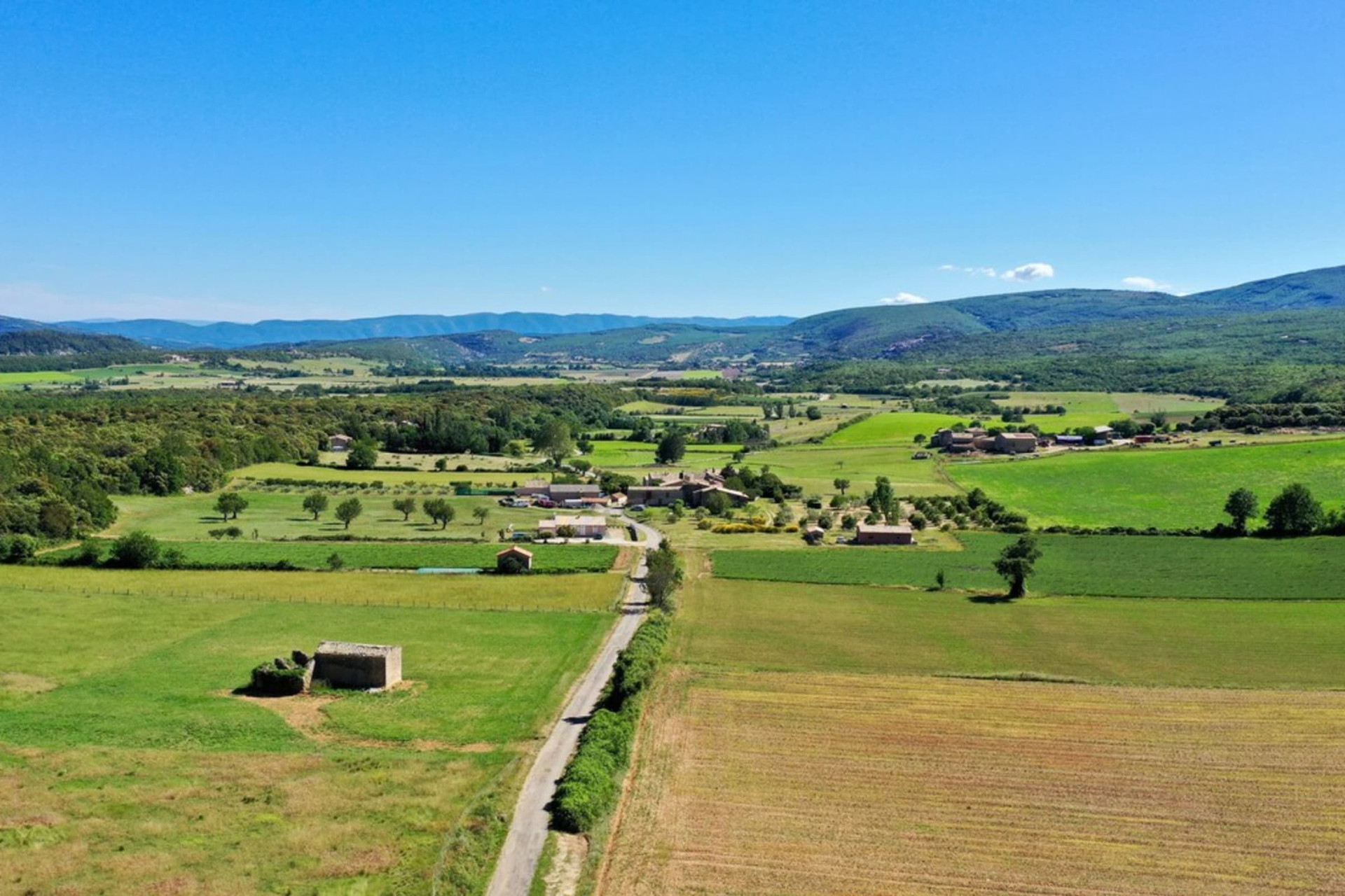 Le hameau de Cheyran avec en fond le village de Simiane-la-rotonde 