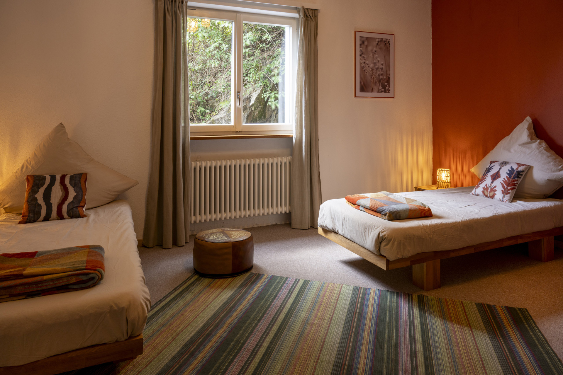 Twin bedroom with orange accent wall