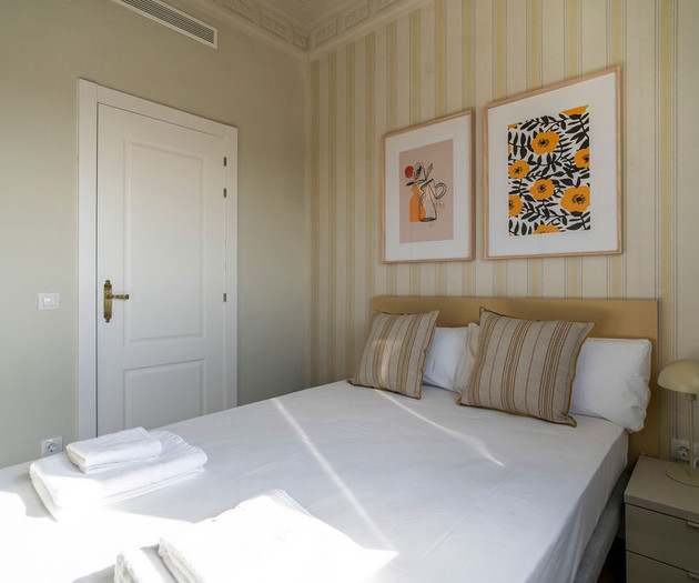 Big apartment with terras, Calle del Hospital 1.28