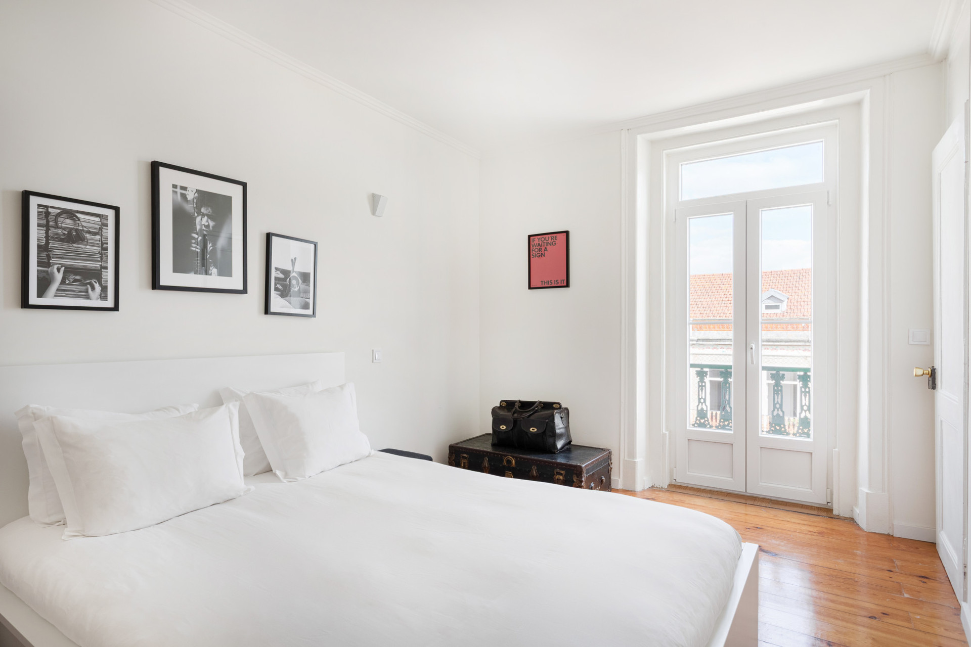 The second bedroom, also with a double bed, is simple but functional. Although it lacks air conditioning, it offers ample space for relaxation and rest. To access this bedroom, you must pass through either one of the other bedrooms.