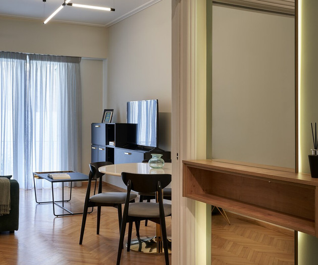 SPACIOUS LIVING ROOM AND HALLWAY DECORATING MIRROR