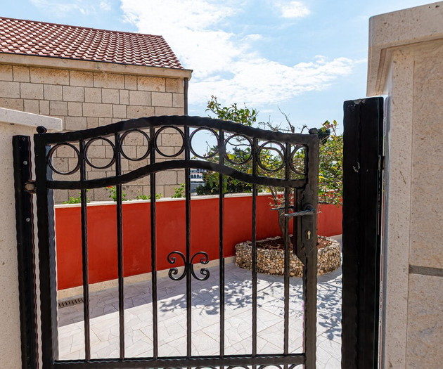 A1 apartment next to the beach, with the sea view