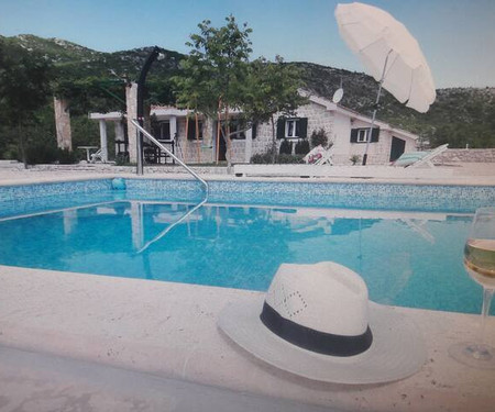 Villa with heated pool,very quiet location