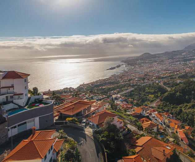 Apartamento de 2 dormitorios con jardín, piscina y vistas a la bahía sobre Funchal