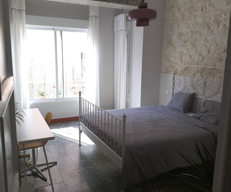 Santa Barbara Room - Shared balcony, bay windows