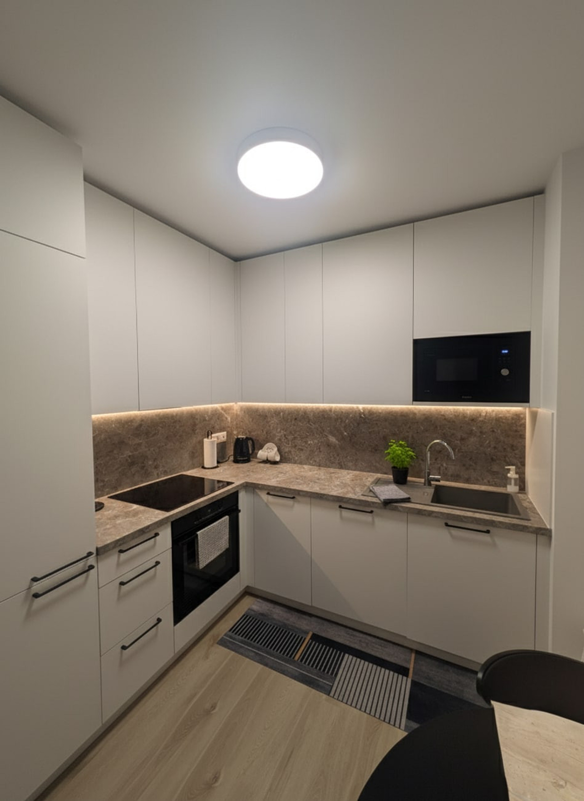 Full kitchen image 1