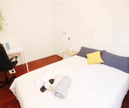 R0158- Room in flat to share in Barcelona