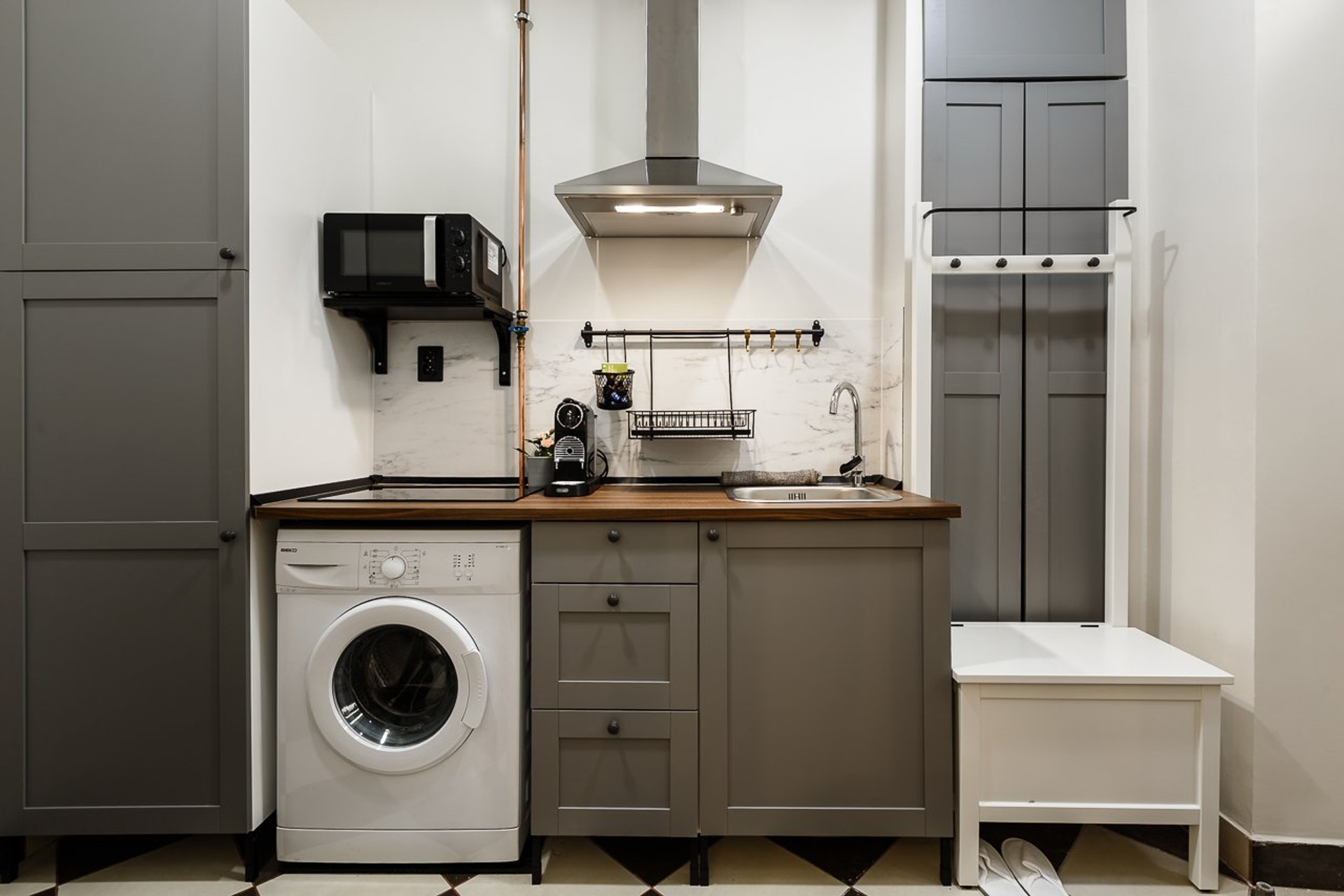 Compact kitchen with washing machine appliances