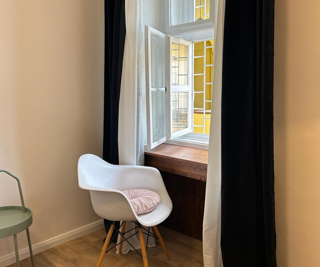 Stylish 1.5-BR Apartment in an Excellent Location