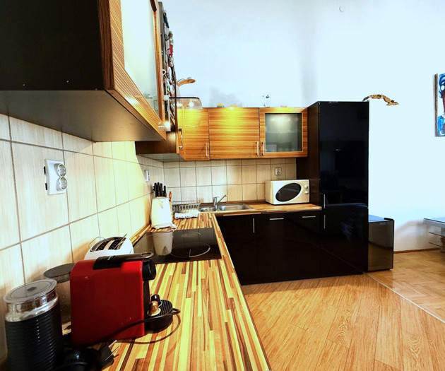 Central 2-Bedroom Apartment with Private Balcony