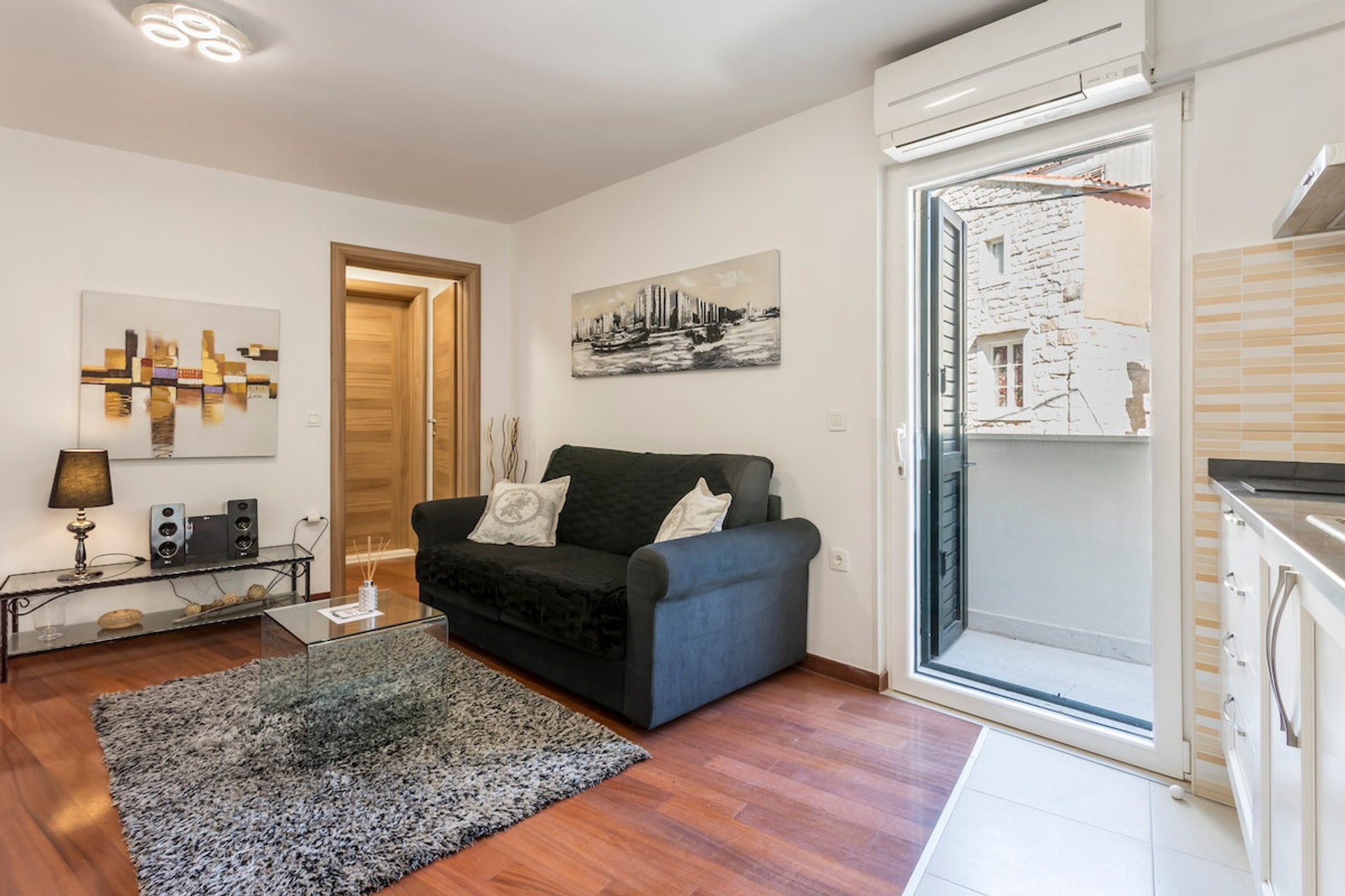 Living room with entrance to the balcony.