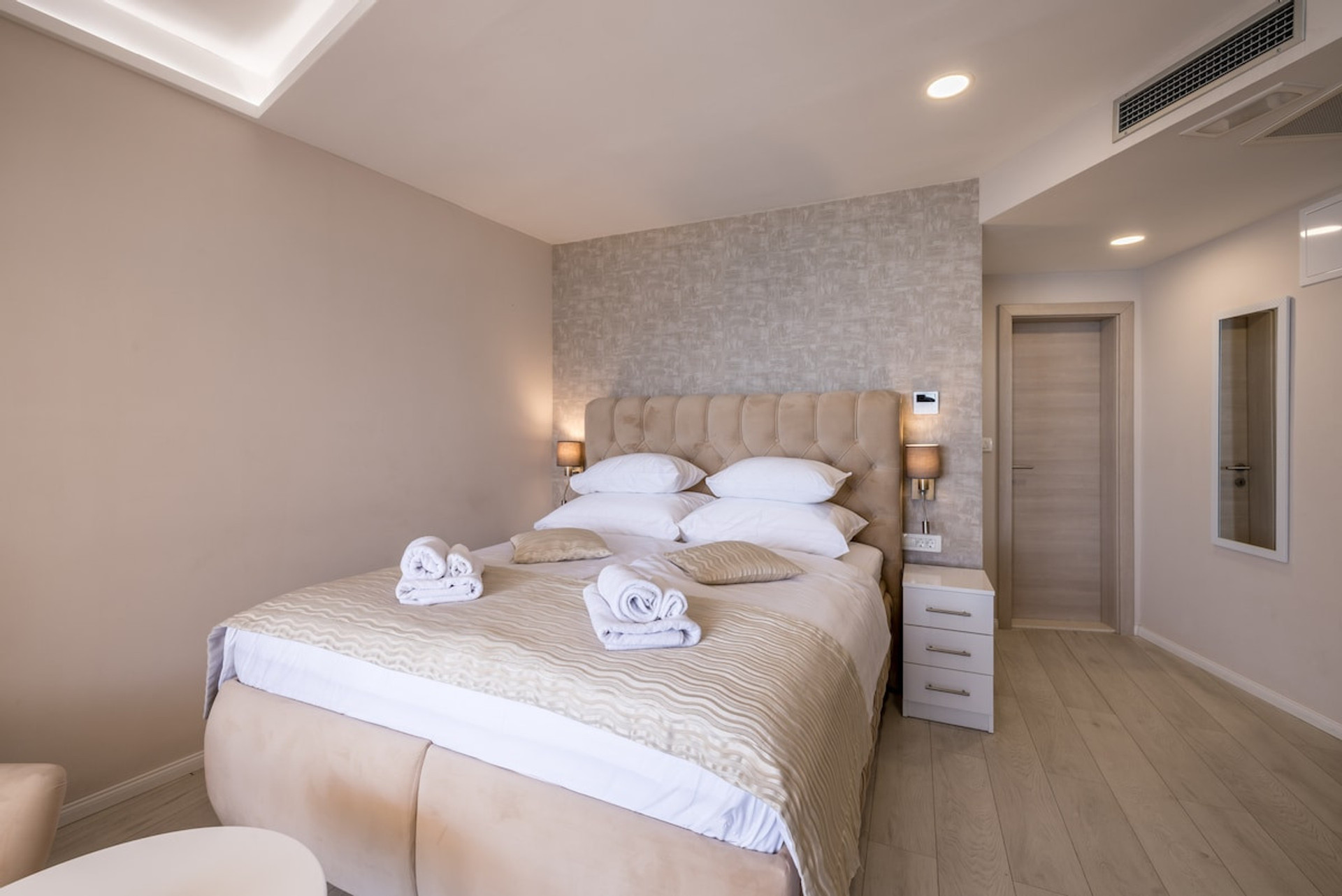 Queen-size bed with nightstands.