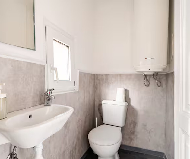 Bright 2-Bedroom Apartment with Terrace near Rato