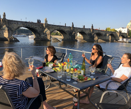 Houseboat Bonanza - A unique experience in Prague