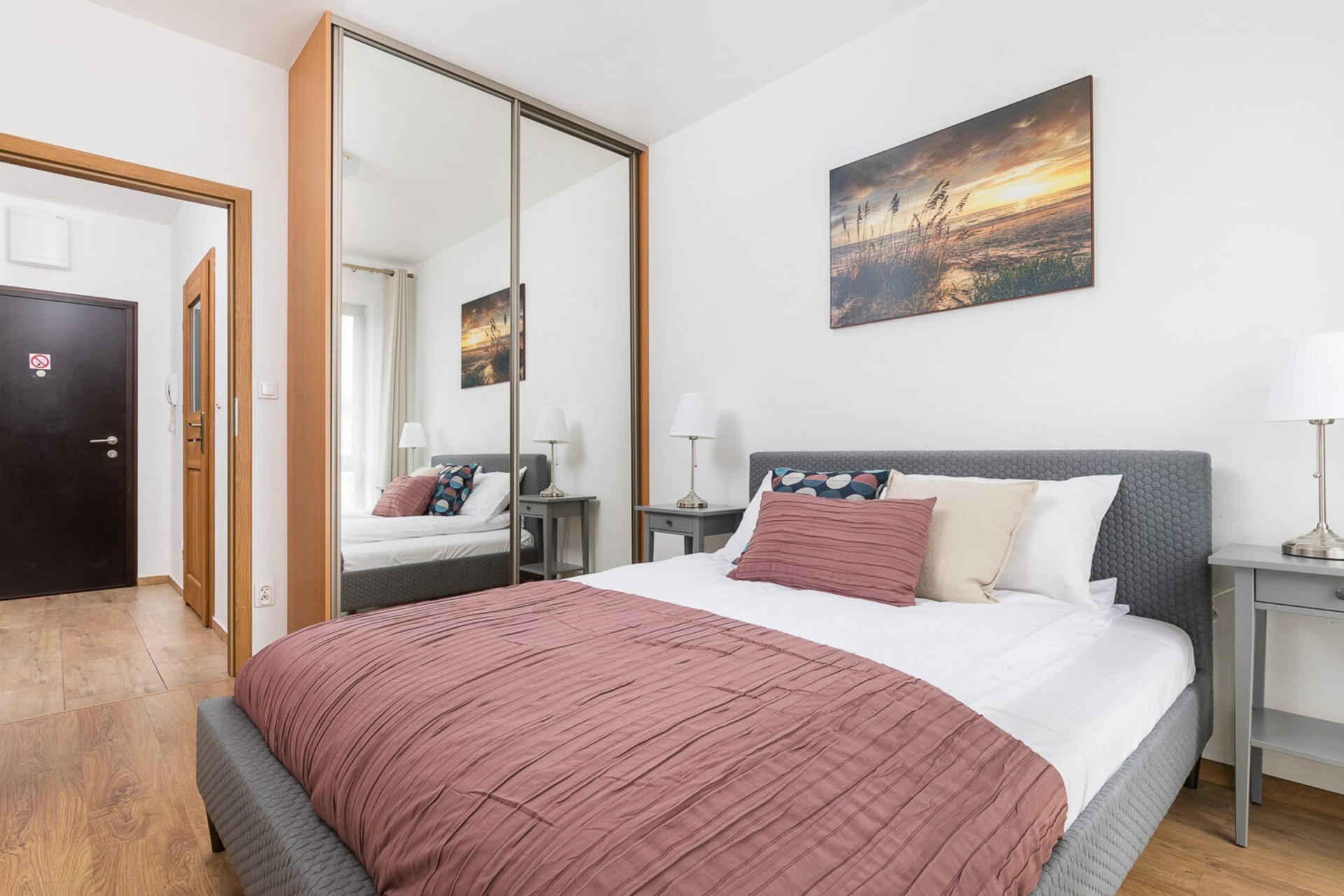 The bedroom is perfect for guests who value peace and a moment for themselves.