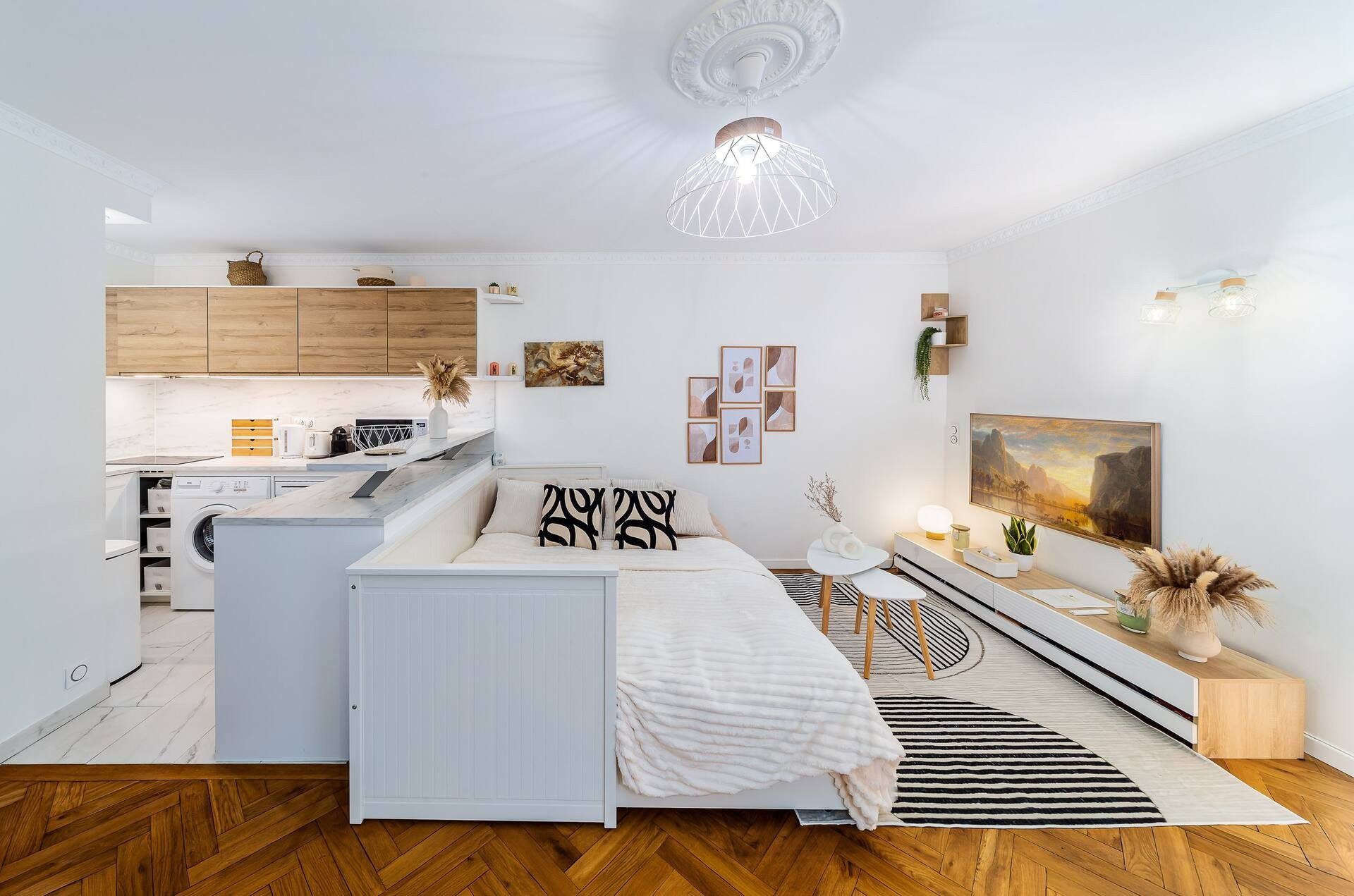 Studio layout bed and kitchen