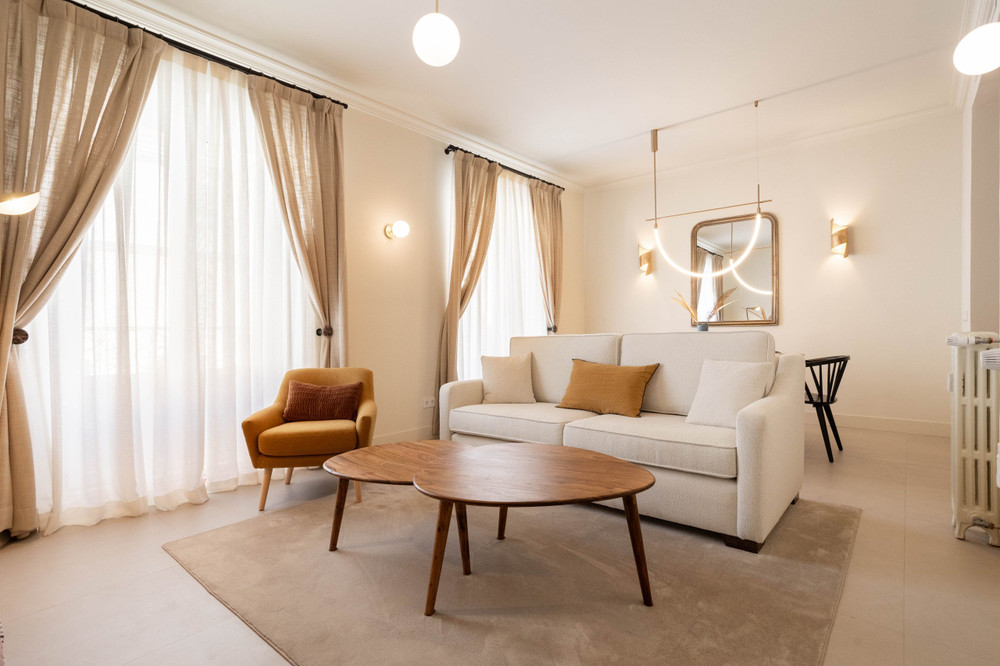 Renovated 2-bed, 2-bath flat, balconies, Malasaña preview
