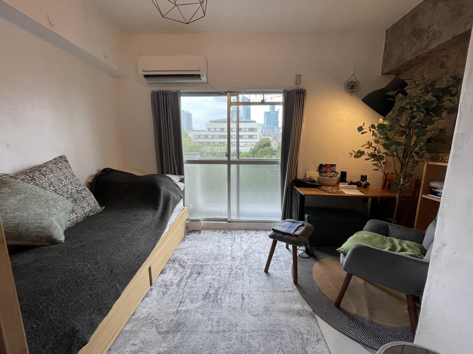 Studio room with bed and window