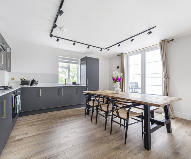Lux 2BR Penthouse w/ Free Parking Terrace, Wembley