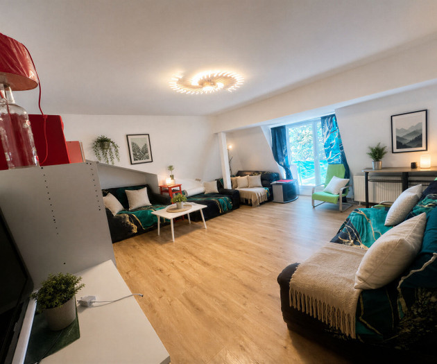 Flat next to the tourist center. Free P parking.
