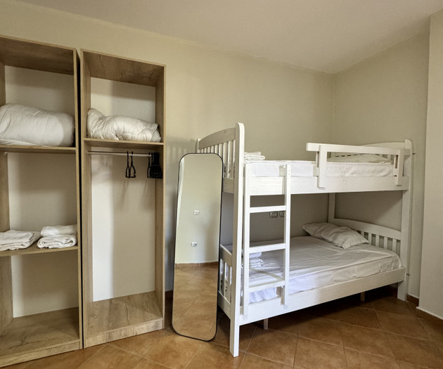 Two bedroom apartment – 4 Min from the Beach!