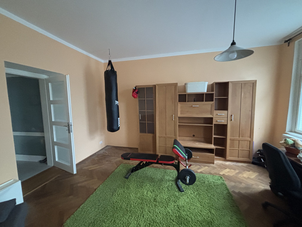Spacious non-passable room in a modern apartment preview