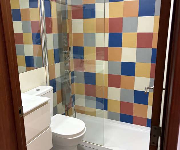 Bright Room with Workspace & Private Bathroom – En