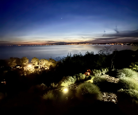 Magasparti panoráma a Balatonra..