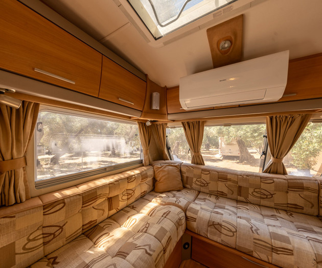 Corner seating with air conditioner