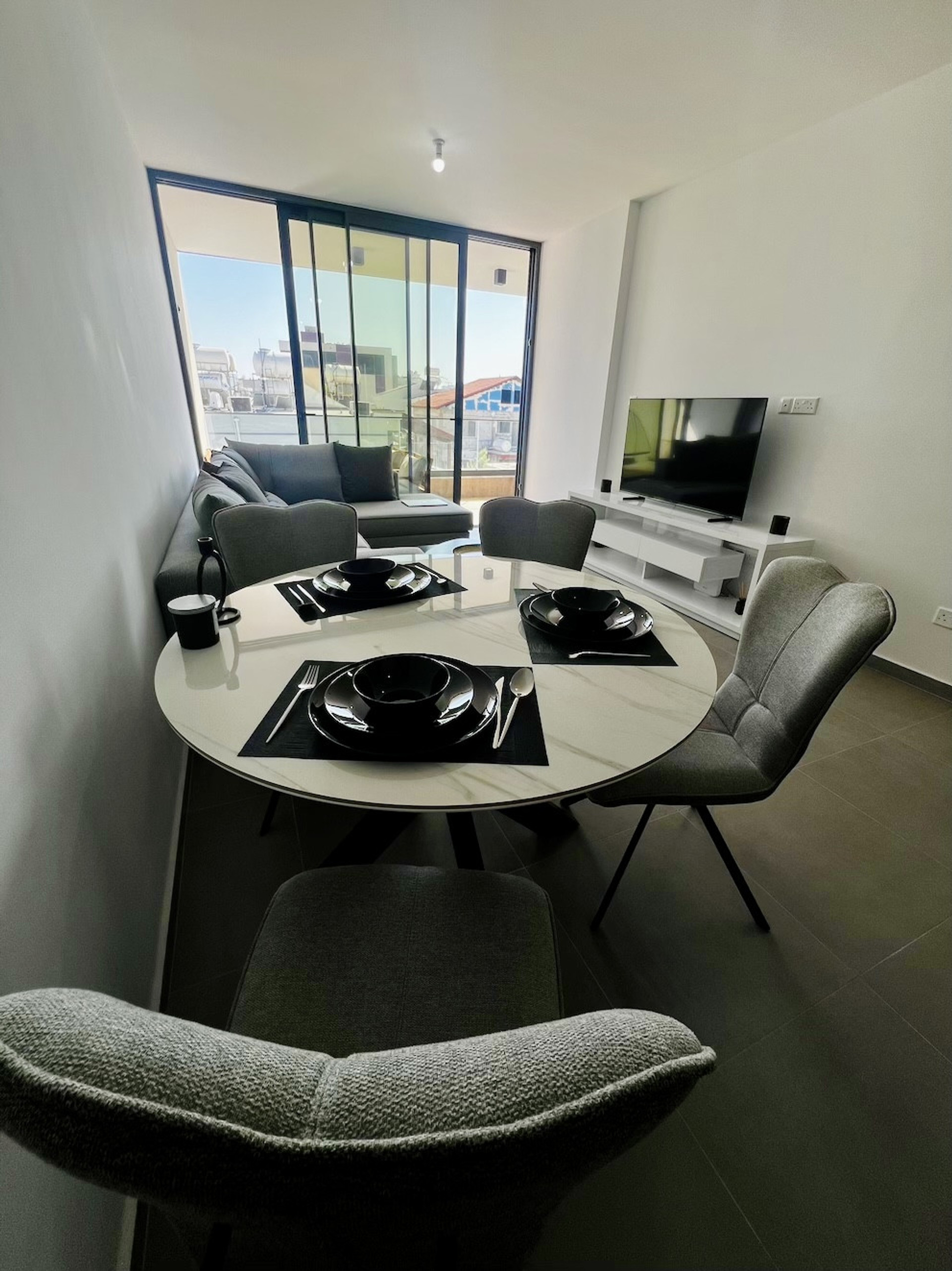 Dining Table with 4 comfortable new chairs