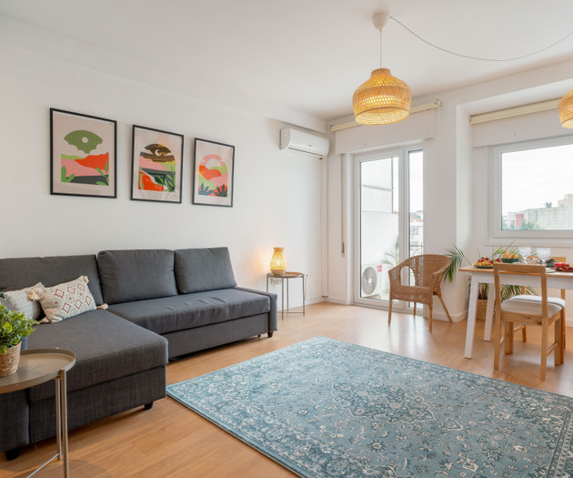 Spacious Modern Flat w/ Balcony