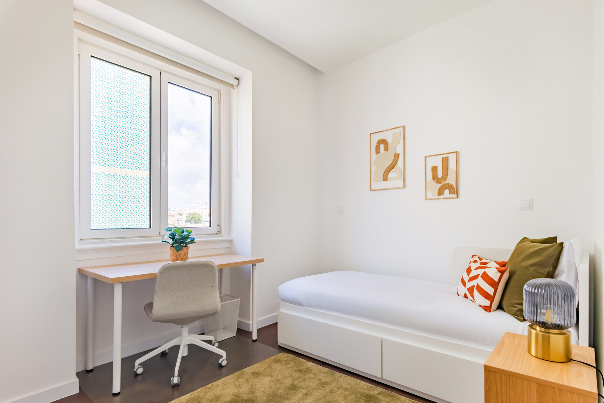 Bedroom with Single bed (convertible in two) with wardrobe, air conditioner and work desk