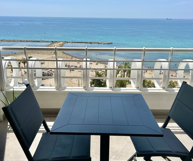 Modern, recently renovated. City and beach!