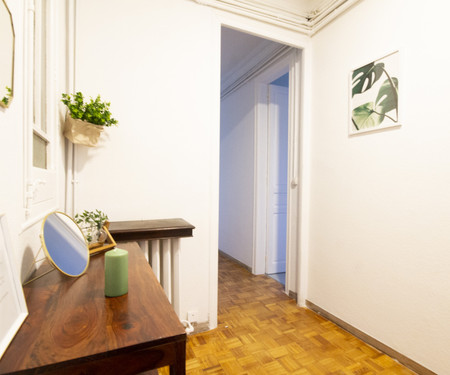 R0179- Room in flat to share in Barcelona