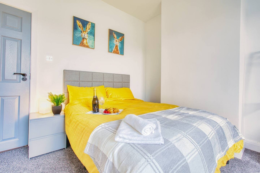 Modern 3-Bed Home Sleeps 6 with Parking, Fast WiFi preview