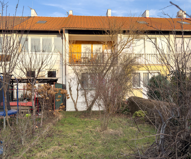 Family townhouse in a green area near the metro