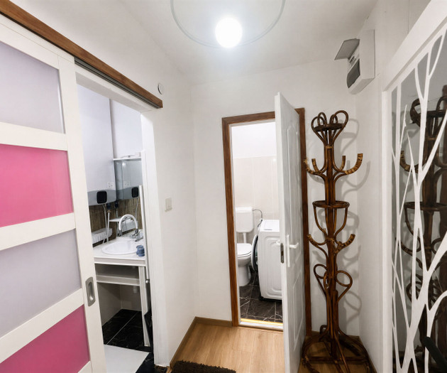 Flat next to the tourist center. Free P parking.