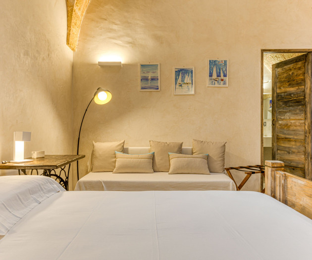 Bedroom with double bed and daybed