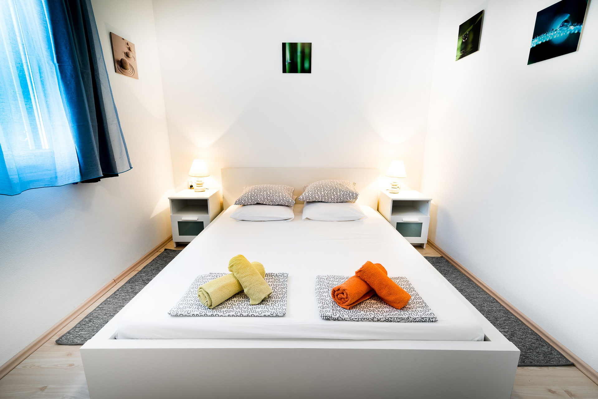 Double bedroom with towels set