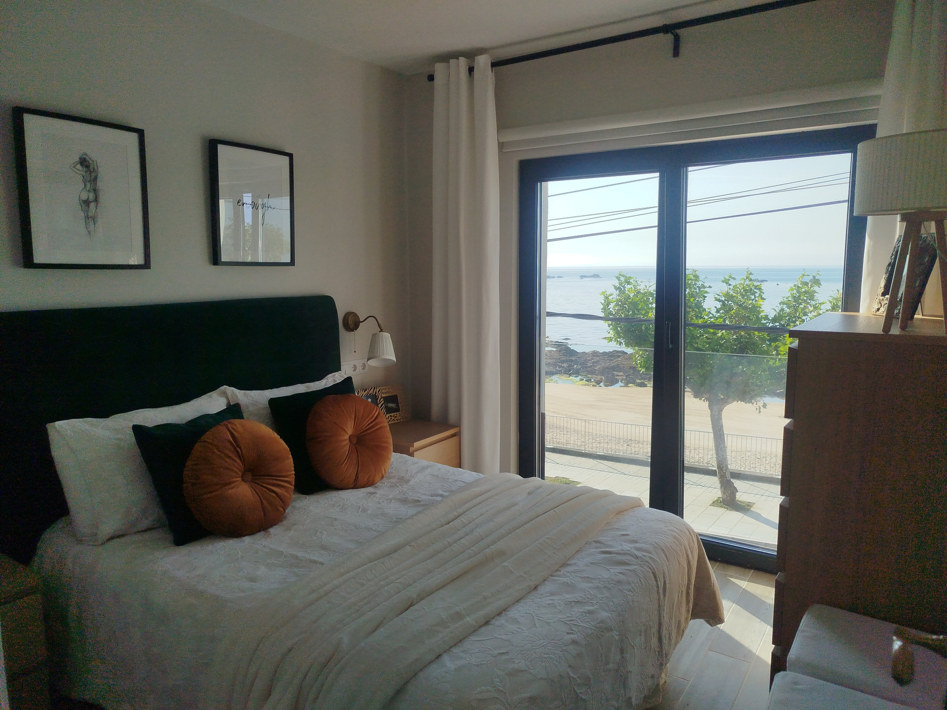 Bedroom with balcony and sea view