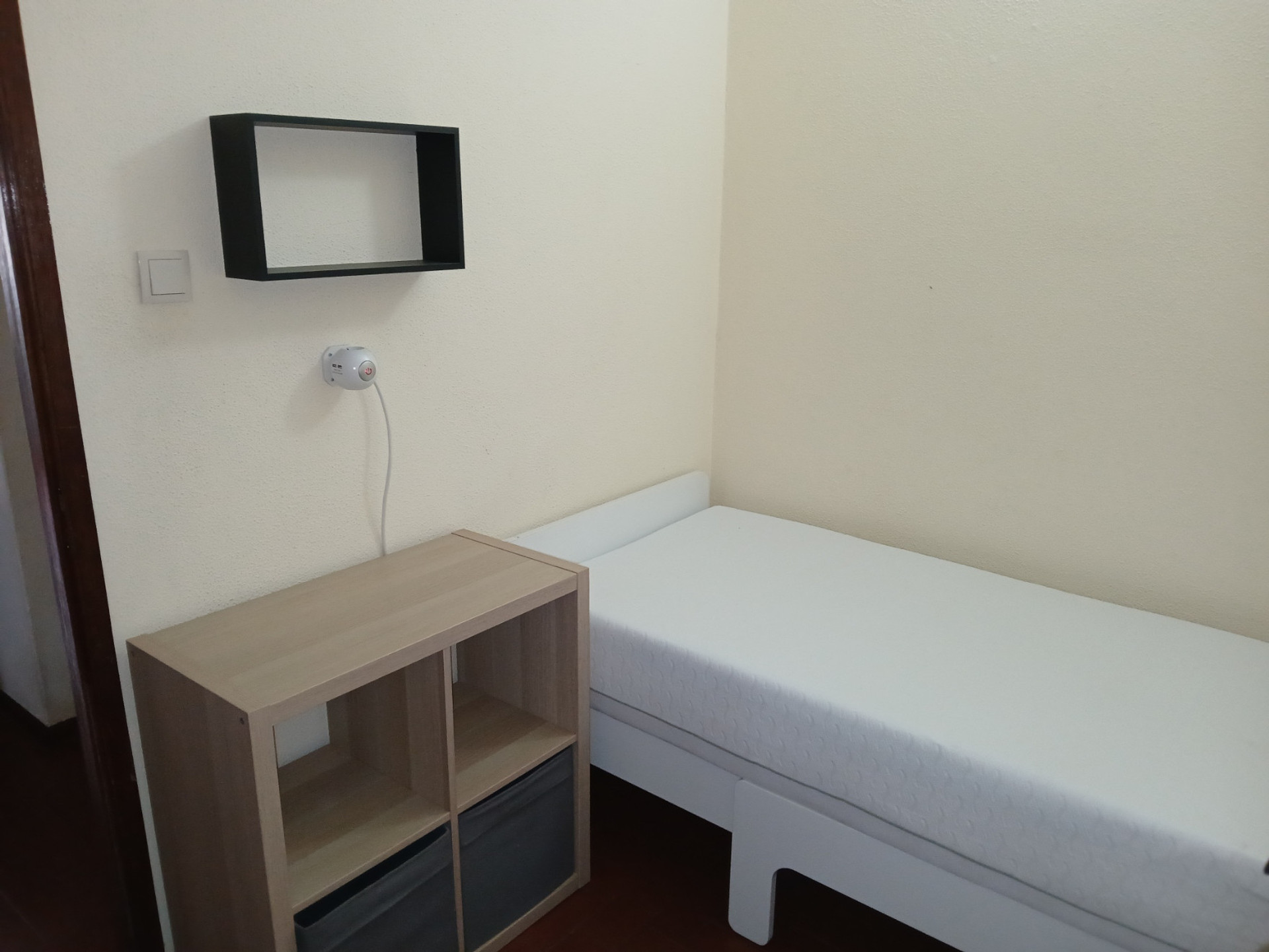 Cama 80x200, bengaleiro, estante e móvel.