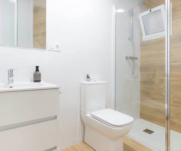 Room with private bathroom in the city center (3)