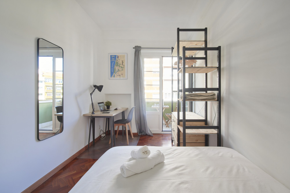 S3# | R0 - Cozy Bedroom with Balcony