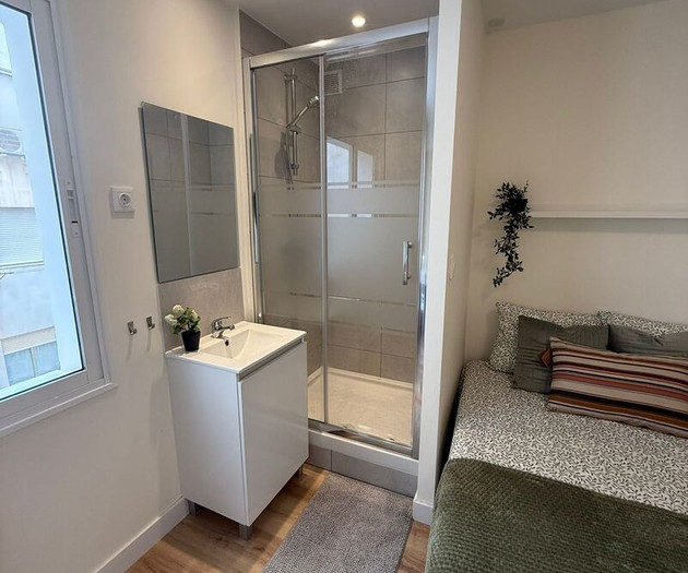 Double bedroom with private bathroom
