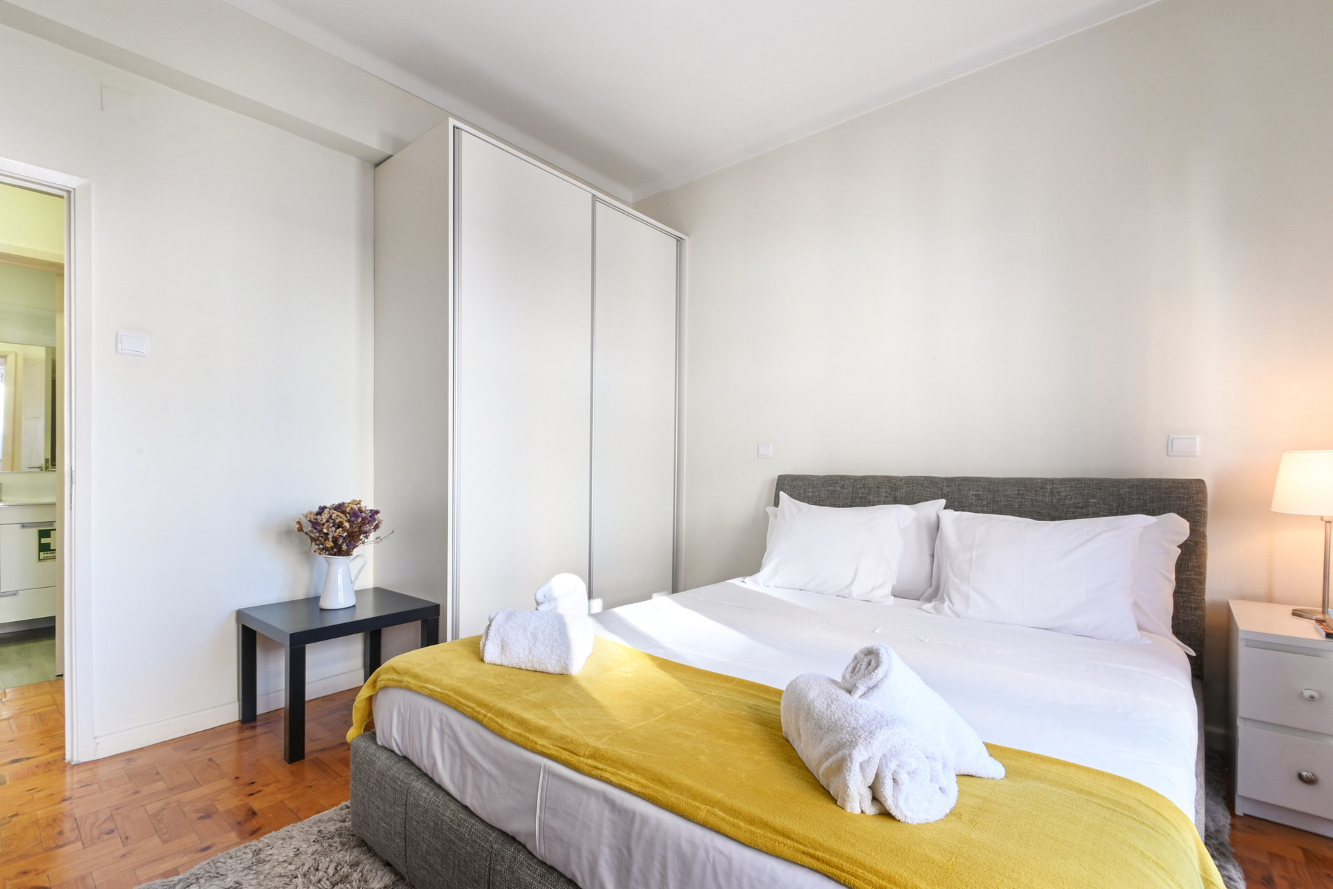 Quarto com cama de casal