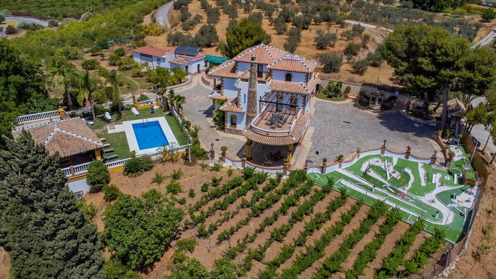 Cubo's Villa Fina & Minigolf included preview